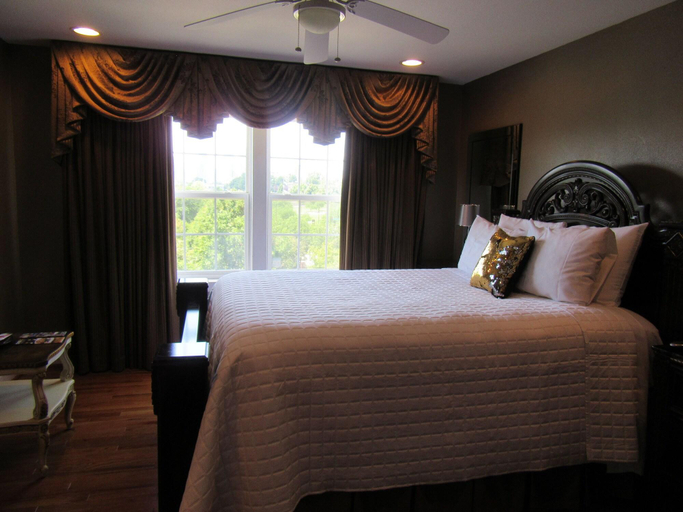 Bedroom 2, Secret Place, Kansas City