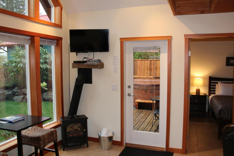 Public Area, Gone With the Wind Cabin, Alberni-Clayoquot