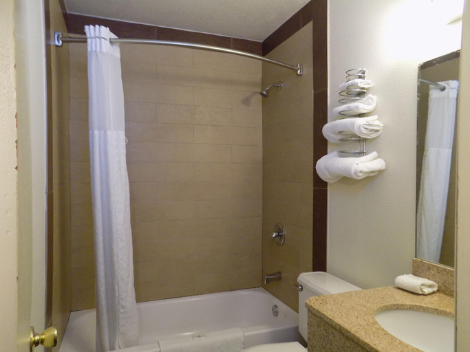 Bathroom 4, Budget Inn, Quay