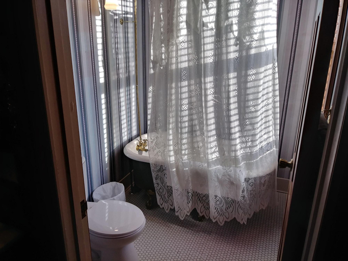 Bathroom 5, The Thayer, Wright