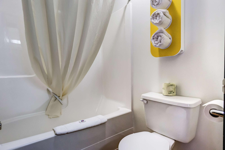Bathroom 5, Joys Inn, Division No. 8