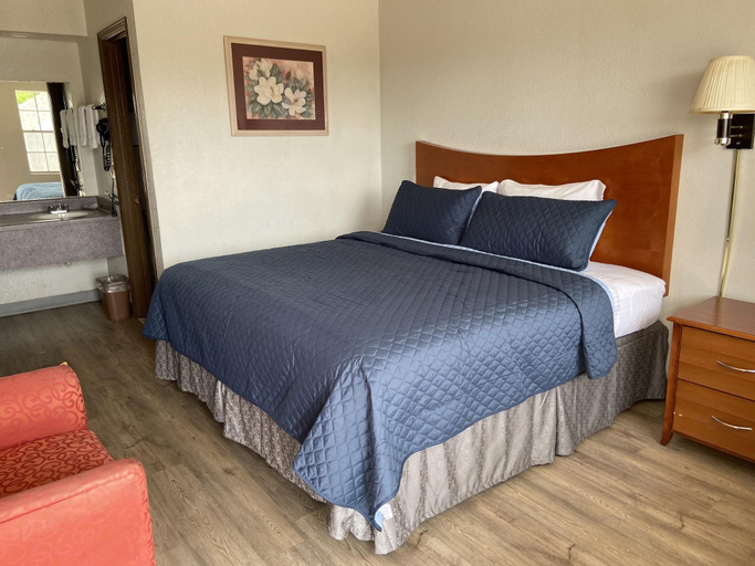 Bedroom 5, Colonial Inn, Pottawatomie
