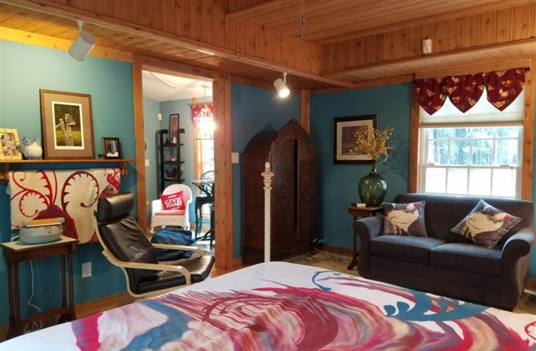 Bedroom 3, Silly Chickens Lodge B&B, Iredell