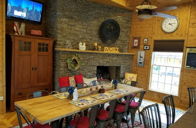 Food & Drinks 5, Silly Chickens Lodge B&B, Iredell