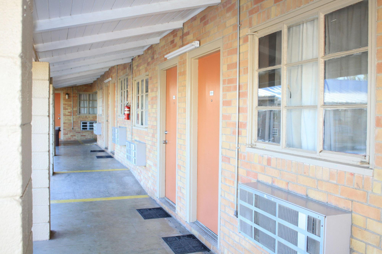 Public Area 3, Sun Valley Motel, Kimble
