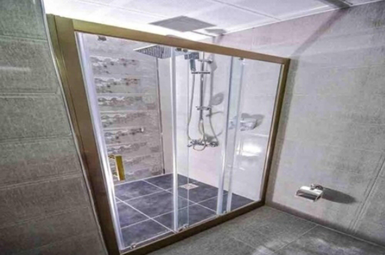 Bathroom 5, Marina Hotel, Konak