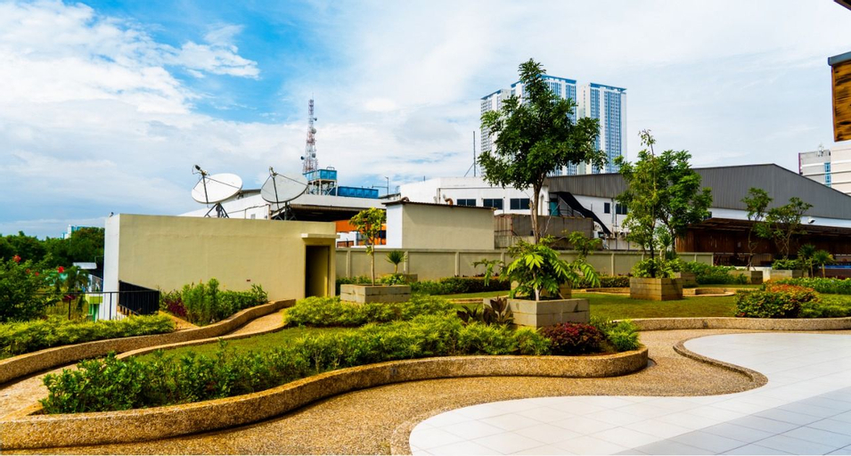 Exterior & Views 13