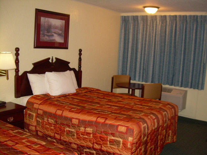 Bedroom 3, 83 Motel, Lincoln