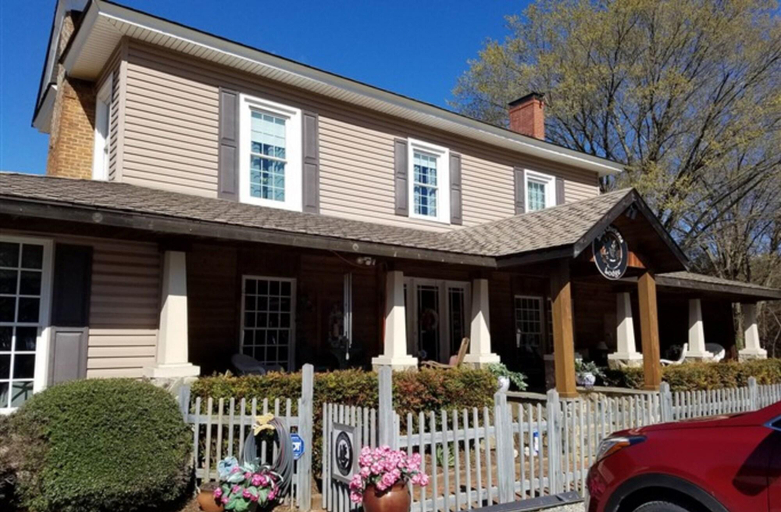 Exterior & Views, Silly Chickens Lodge B&B, Iredell