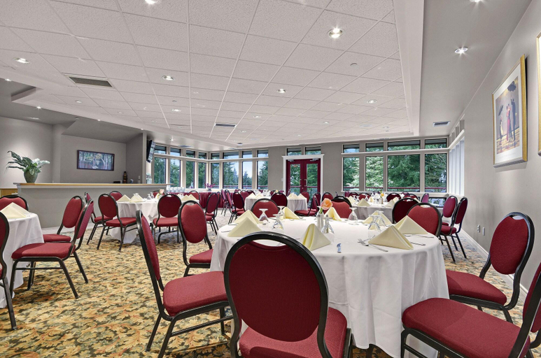 Food & Drinks 5, Crown Isle Resort and Golf Community, Comox-Strathcona