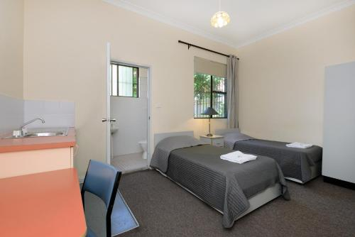 4, Parade Lodge, Randwick