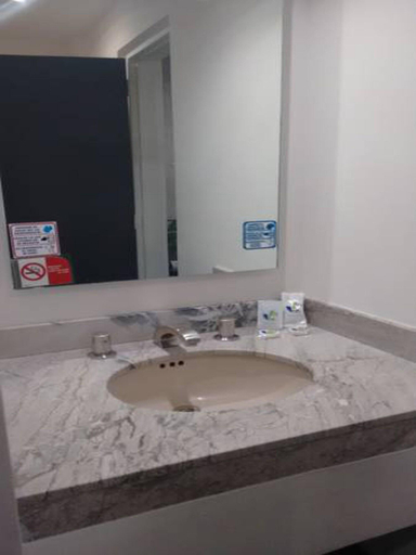 Bathroom 4, Hotel Atenas Plaza, Mexico City