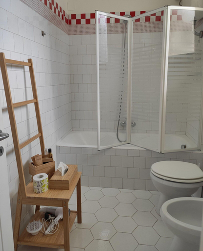 Bathroom 5, Artemisia, Bari