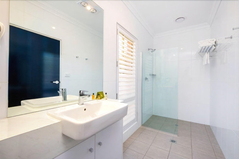 Bathroom 4, Commercial Golf Resort, Albury