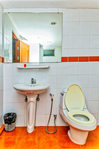 Bathroom 4, Jolly's Guesthouse, Pattaya