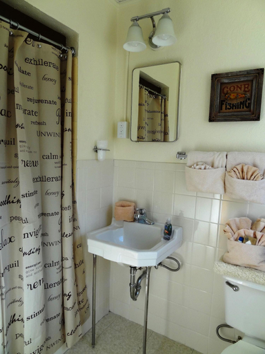 Bathroom, JI11 - Queen Guest Room located at the Joplin Inn, Montgomery