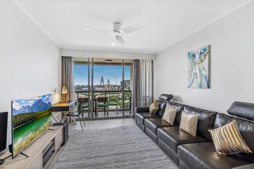 Luxurious harbour view apartment steps from city, Sydney