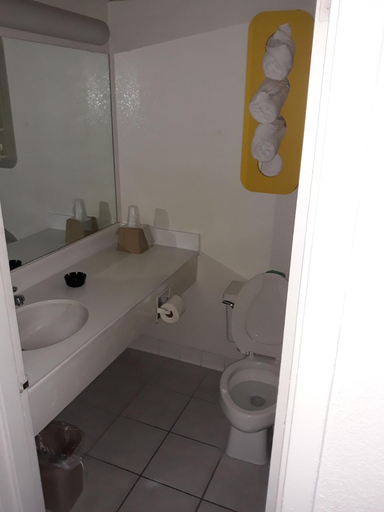 Bathroom 5, Studio Star, Tulsa