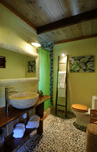 Bathroom, Green Lodge Moorea