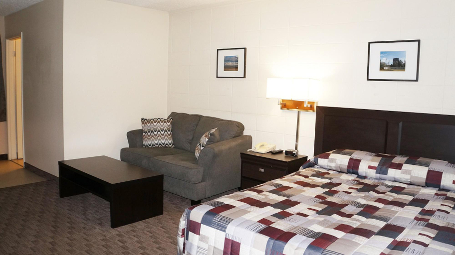 Bedroom 4, Canadian Motor Inn, Division No. 19