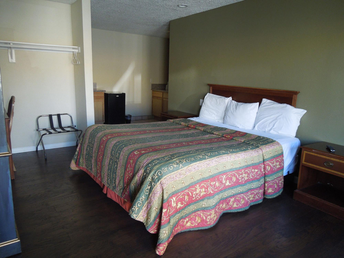 Bedroom 3, National Inn Garden Grove, Orange