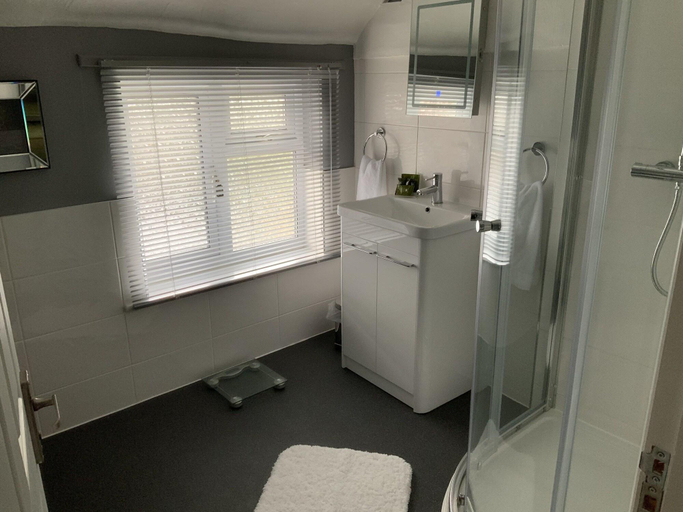 Bathroom 4, Mackworth House Farm, Derbyshire