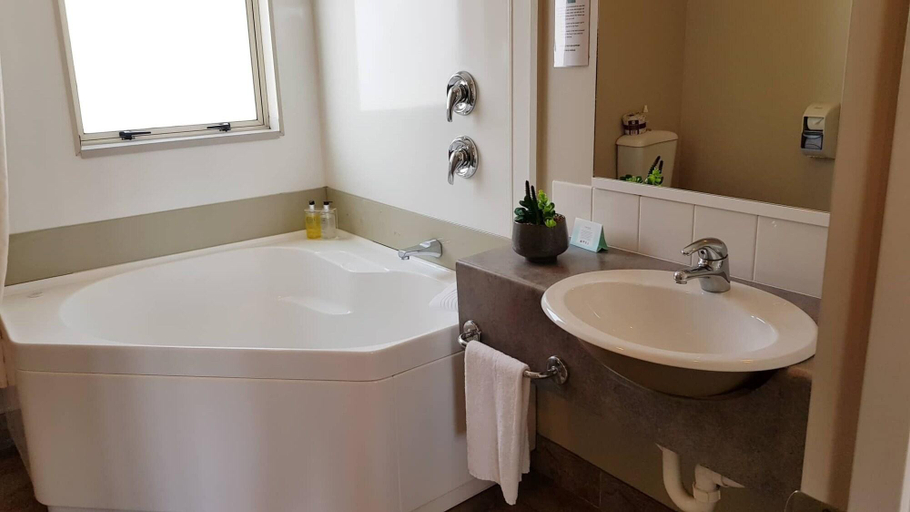 Bathroom 3, Brougham Heights Motel, New Plymouth