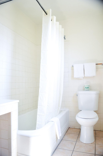 Bathroom 4, western skies motel, Donley