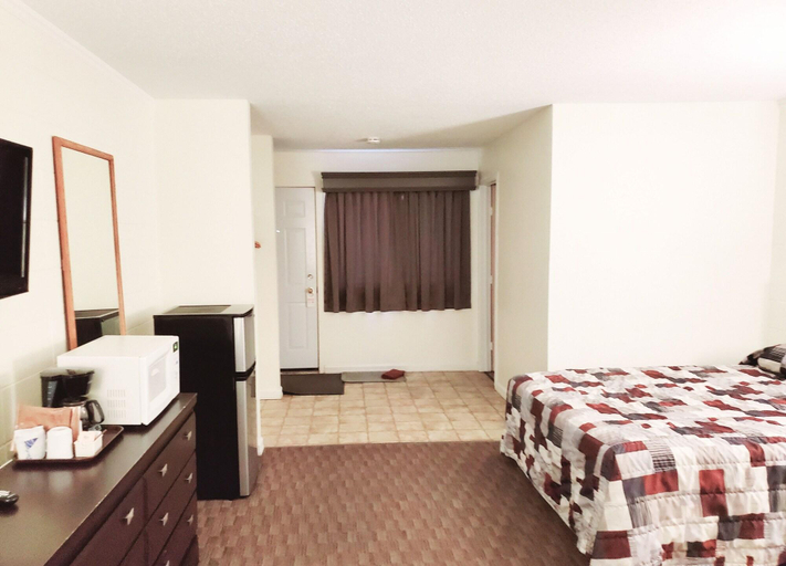 Bedroom 4, Canadian Motor Inn, Division No. 19