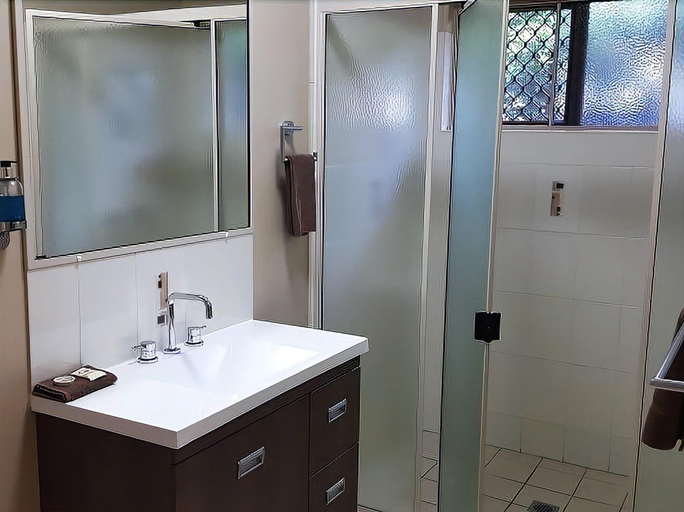 Bathroom 4, Cascade Motel In Townsville, Rosslea