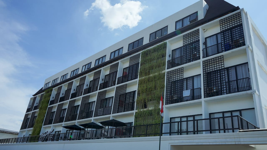Exterior & Views
