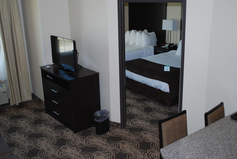 Bedroom 4, Landmark Suites Williston, Williams
