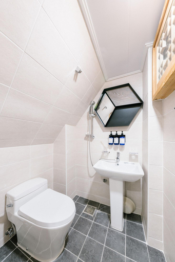 Bathroom 4, Adamhanok, Jongno