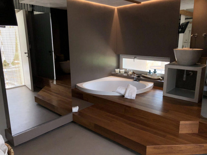 Bathroom 5, Echi di Puglia, Bari