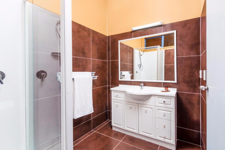Bathroom, The Islander Hotel, Rorotonga