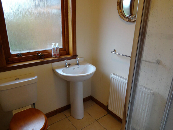 Bathroom 4, Wester Muirhouse, Falkirk