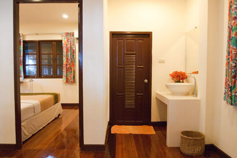 Bathroom, Baan Klang Aow Beach Resort, Bang Saphan