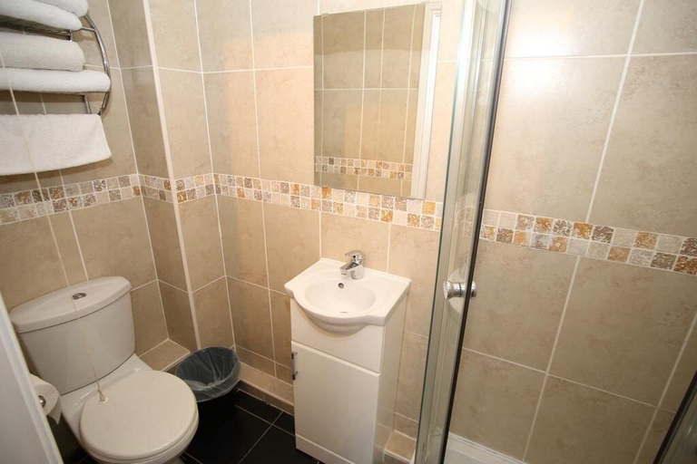 Bathroom 5, Soccer Suite, Sefton