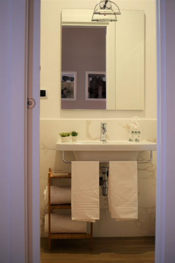 Bathroom 5, Residenza Madonna, Napoli