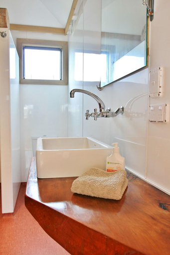 Bathroom 4, Code Time Lodge, Westland