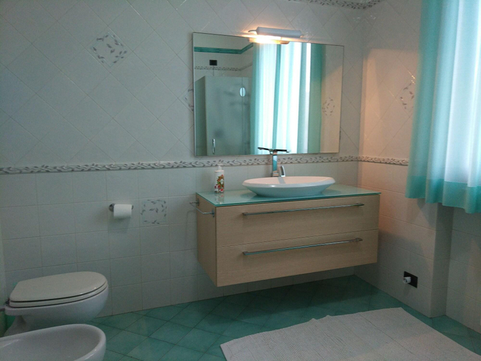 Bathroom 5, Marinella B, Pavia
