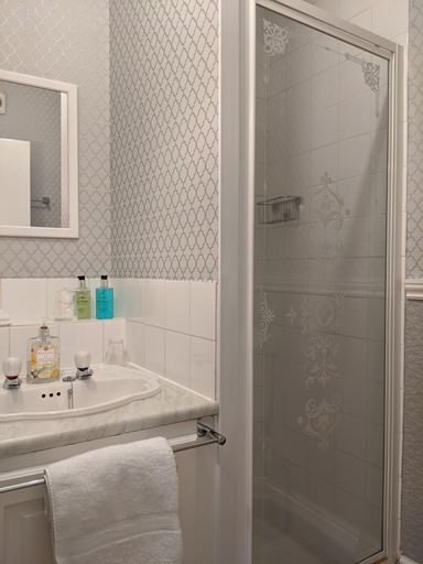 Bathroom 4, Lee House, Devon