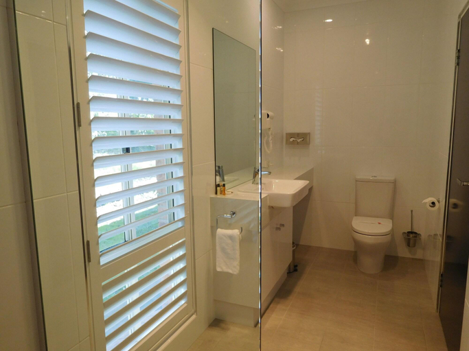 Bathroom 4, Commercial Golf Resort, Albury