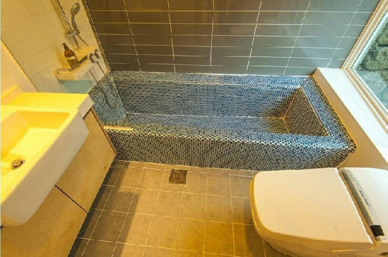 Bathroom, Moruhun Private House, Seogwipo