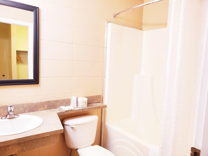 Bathroom 5, Canadian Motor Inn, Division No. 19
