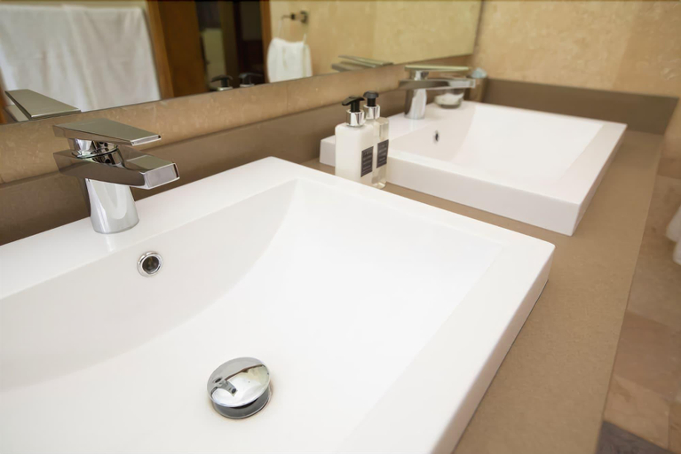 Bathroom 5, Umvangati House, Mopani