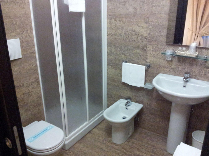 Bathroom 5, Hotel Kristall, Milano