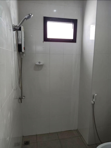 Bathroom 4, V2 hotel, Nang Rong