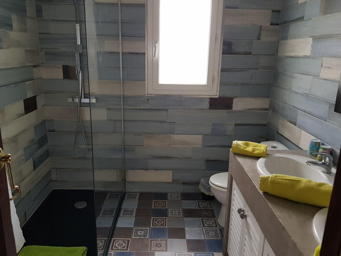 Bathroom 5, Villa Caraîbes, Gironde
