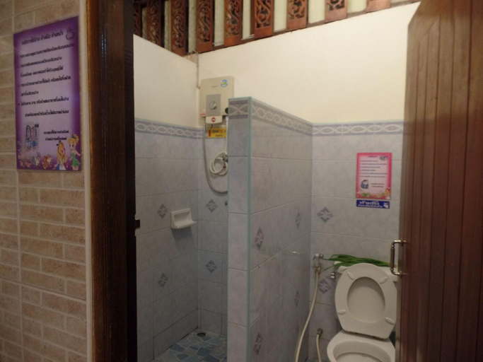 Bathroom 5, Ban Mae Arom 2, Amphawa